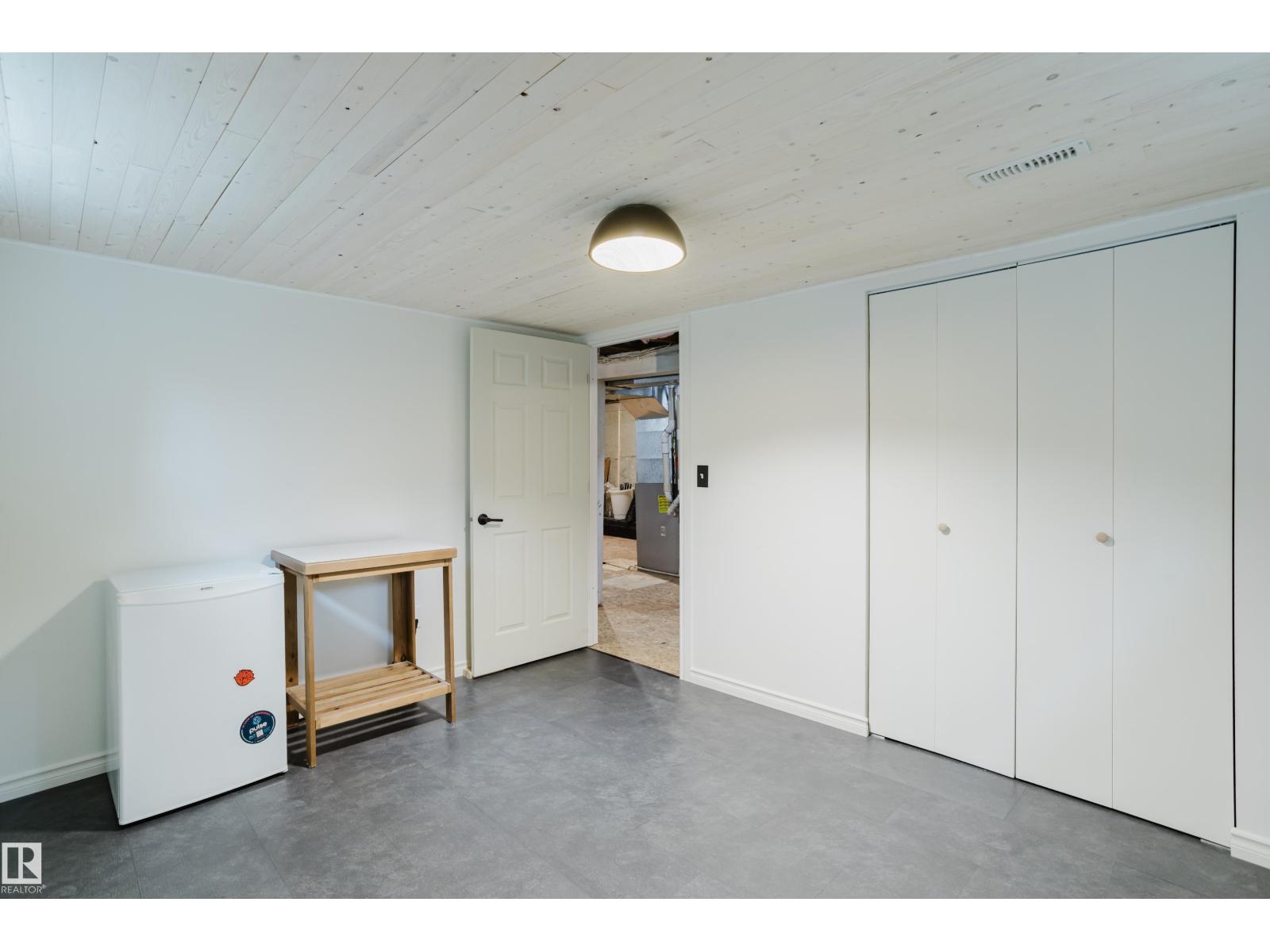 9929 88 AV NW - 40