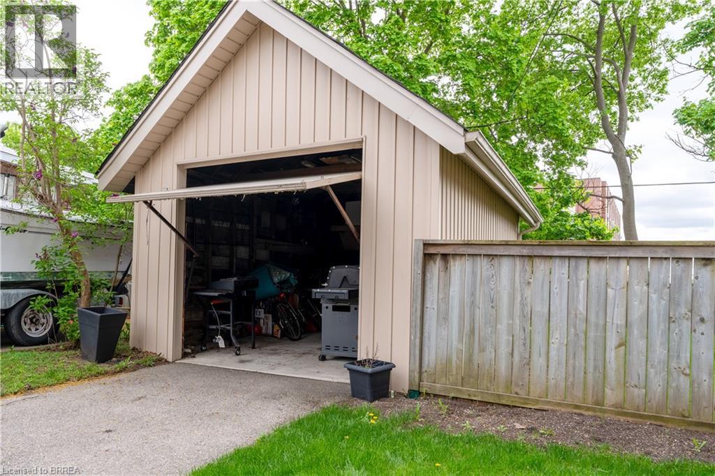 6-bedroom home for sale at 23 LYONS Avenue, Brantford ON · photo 49 of 50