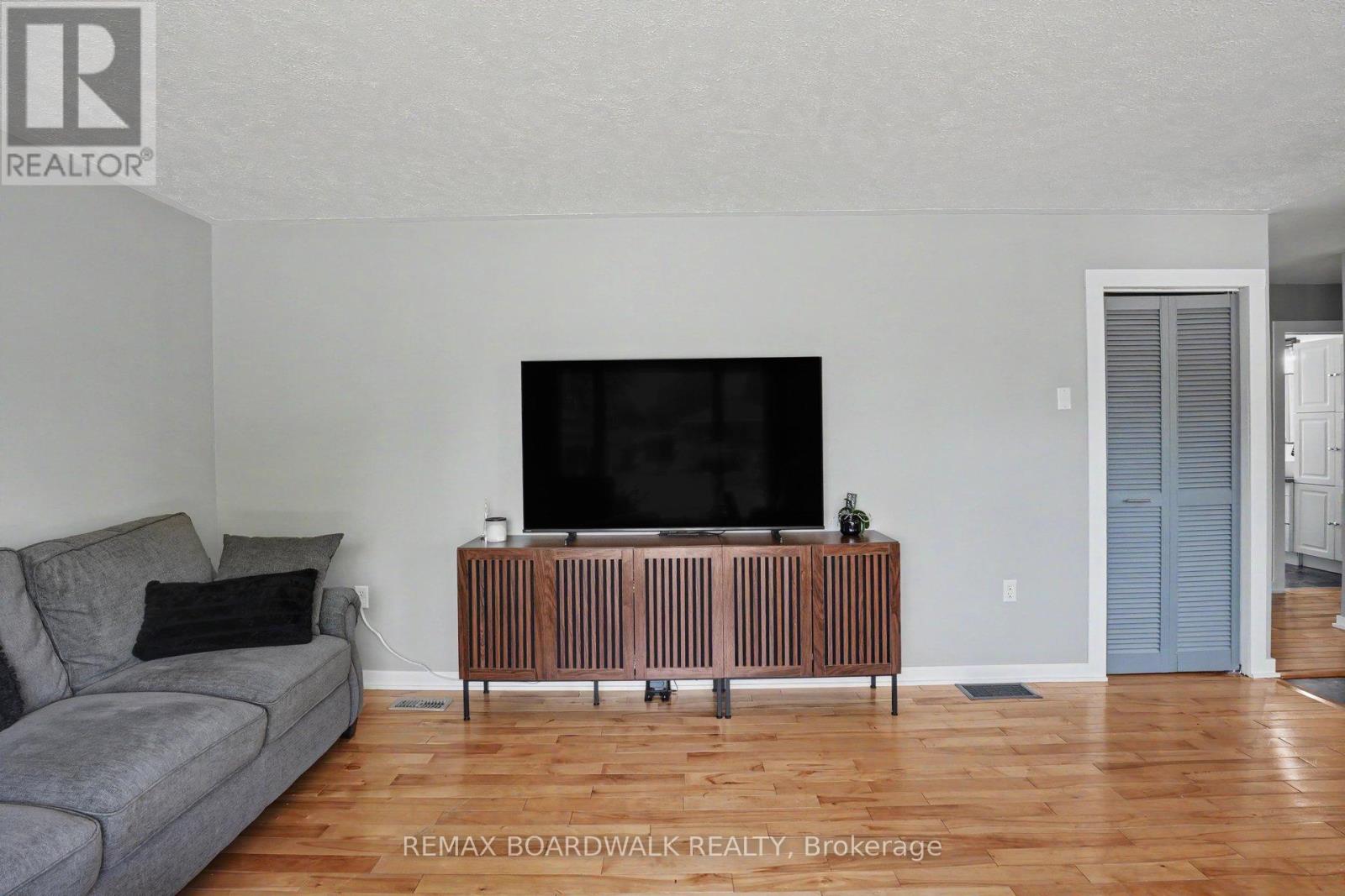 9 WELLAND STREET - 10