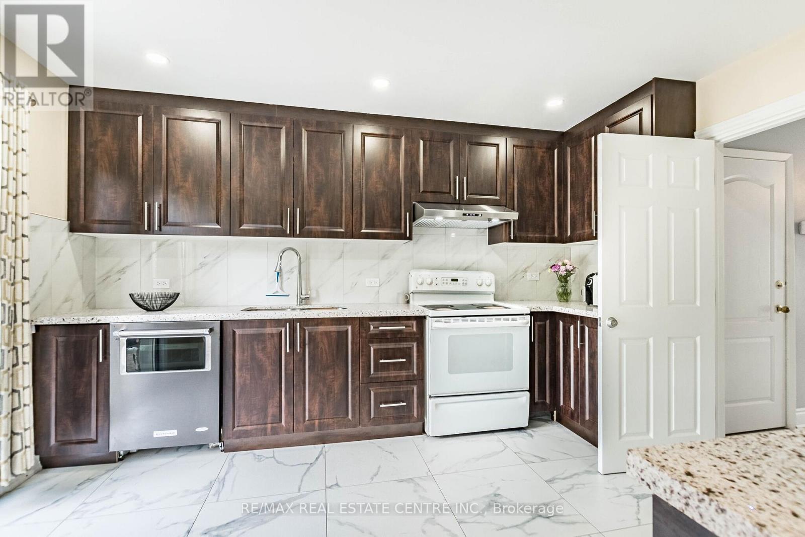 20 EARNSCLIFFE CIRCLE - 13