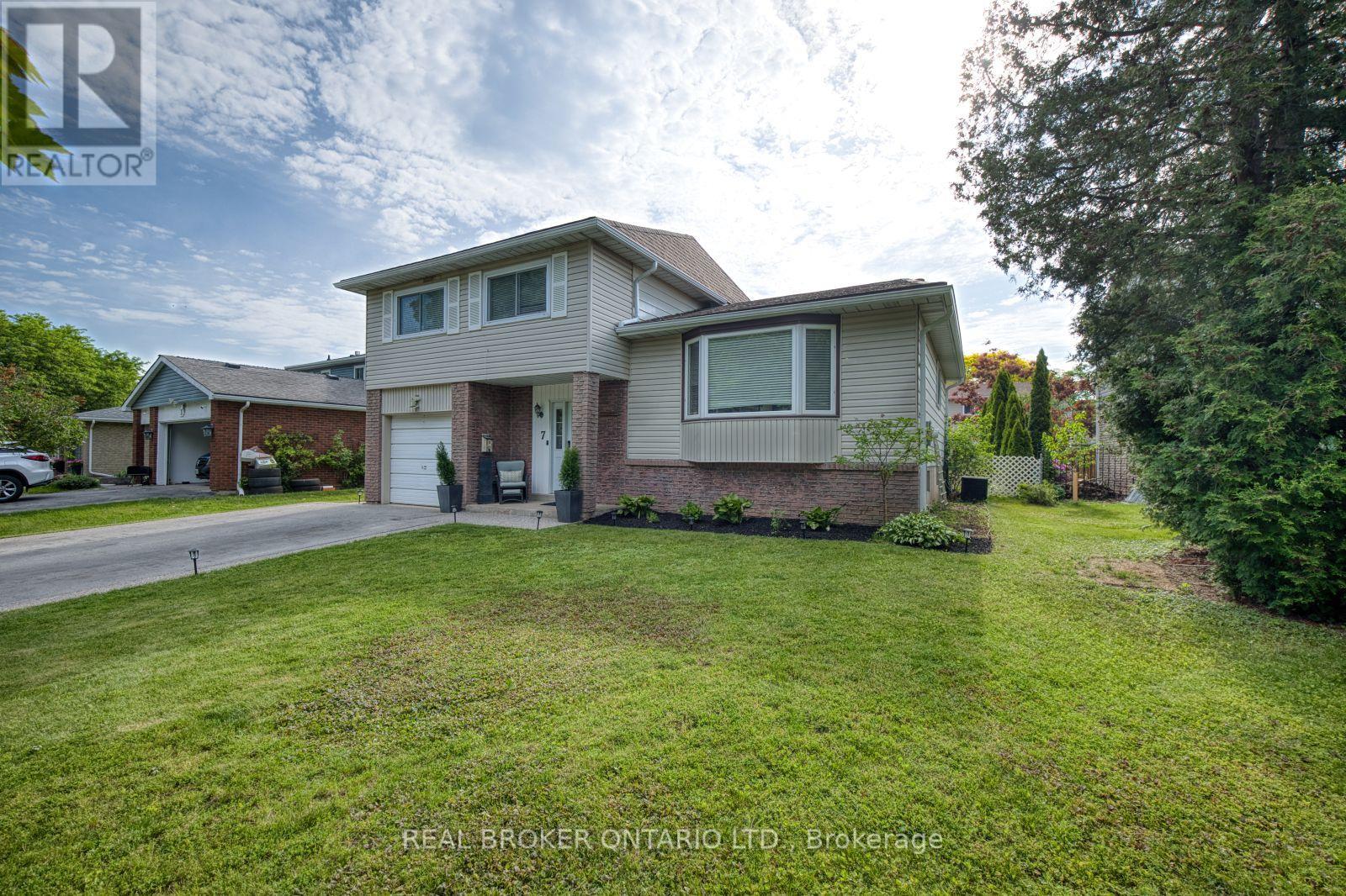 7 FAIRINGTON CRESCENT - Image 2