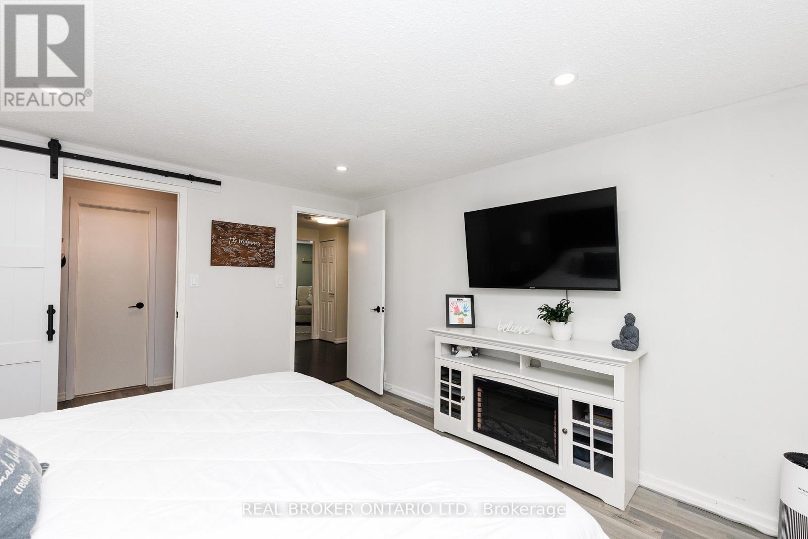 7 FAIRINGTON CRESCENT - 27