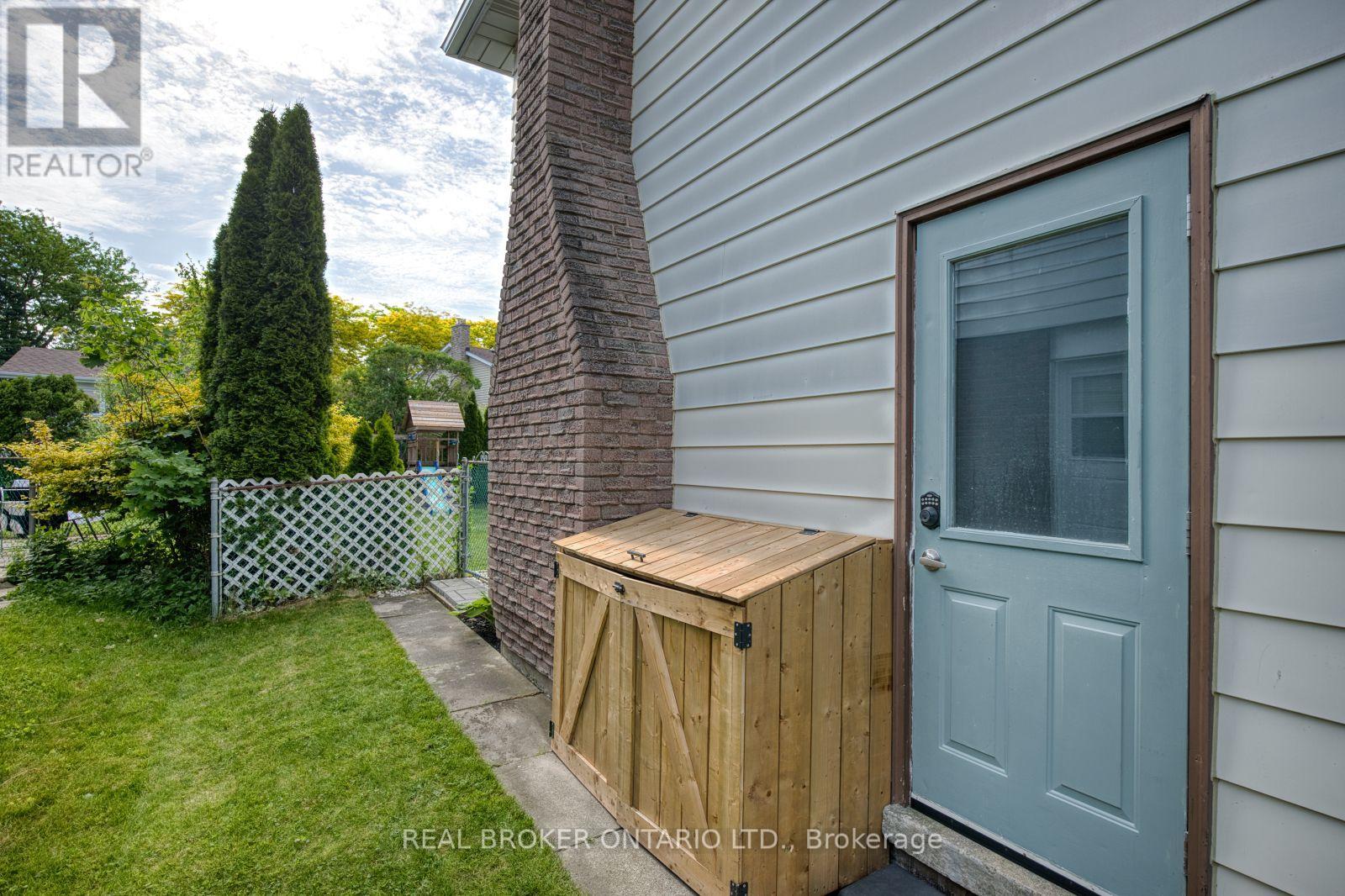 7 FAIRINGTON CRESCENT - 35