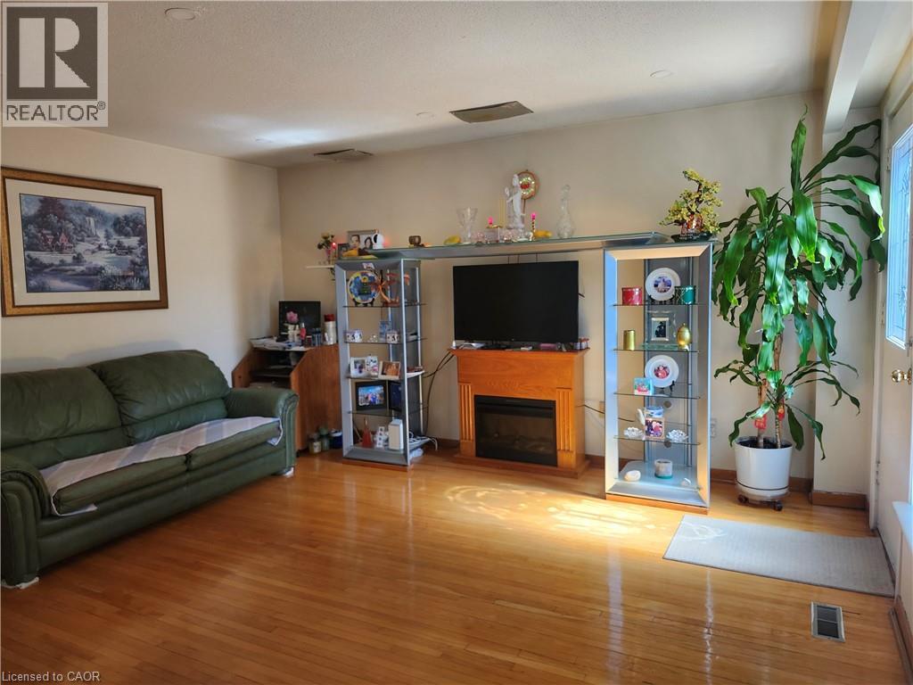 #15 25 GOSFORD Boulevard - 9