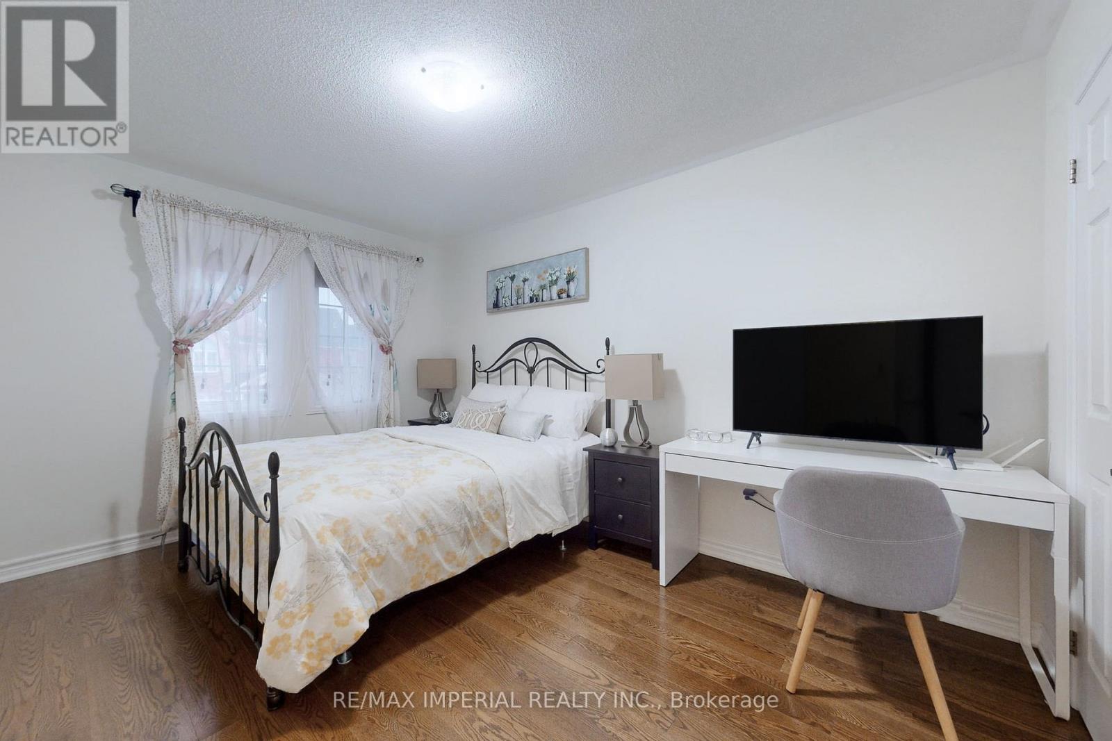 28 SPRUCE PINE CRESCENT - 28