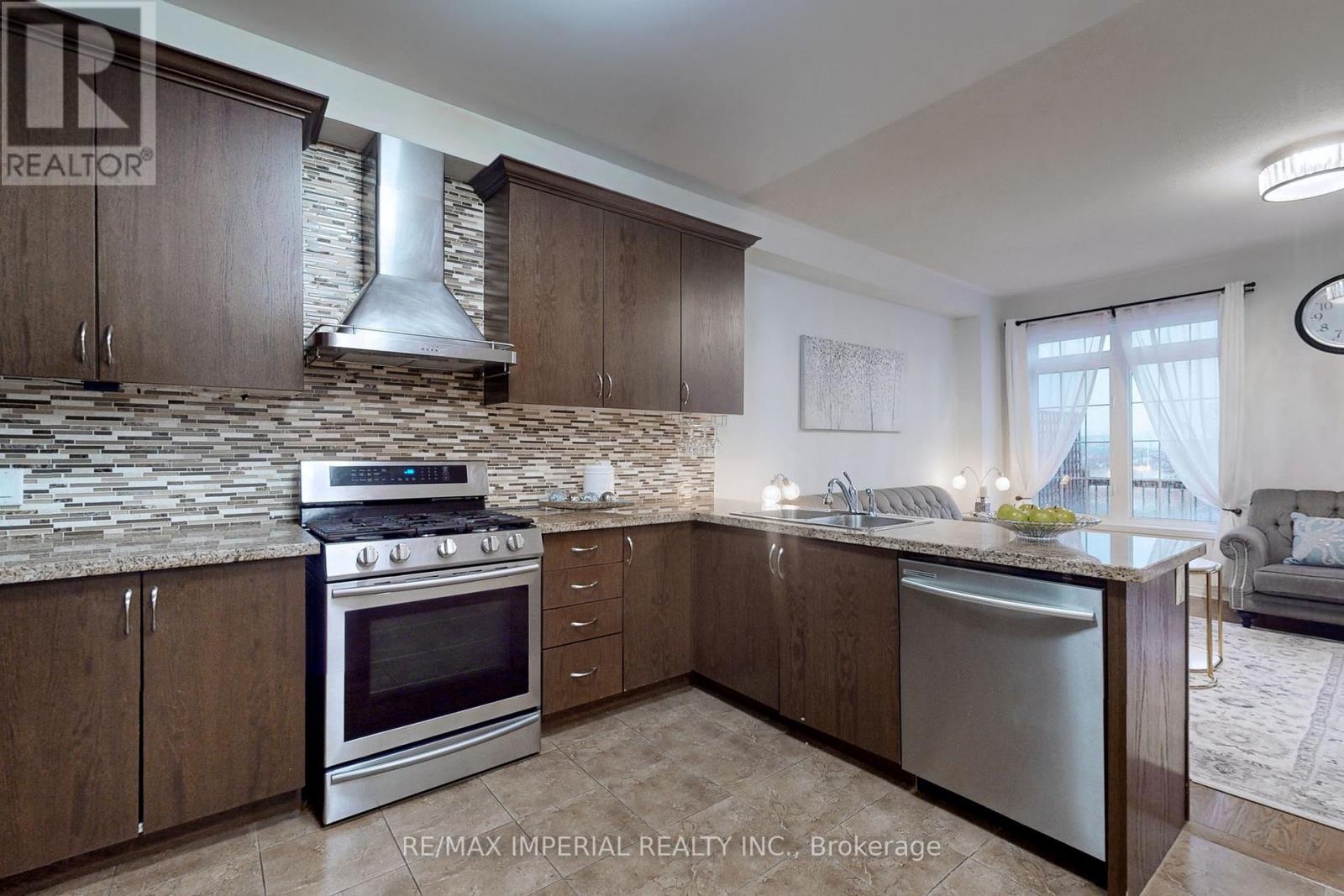 28 SPRUCE PINE CRESCENT - 9