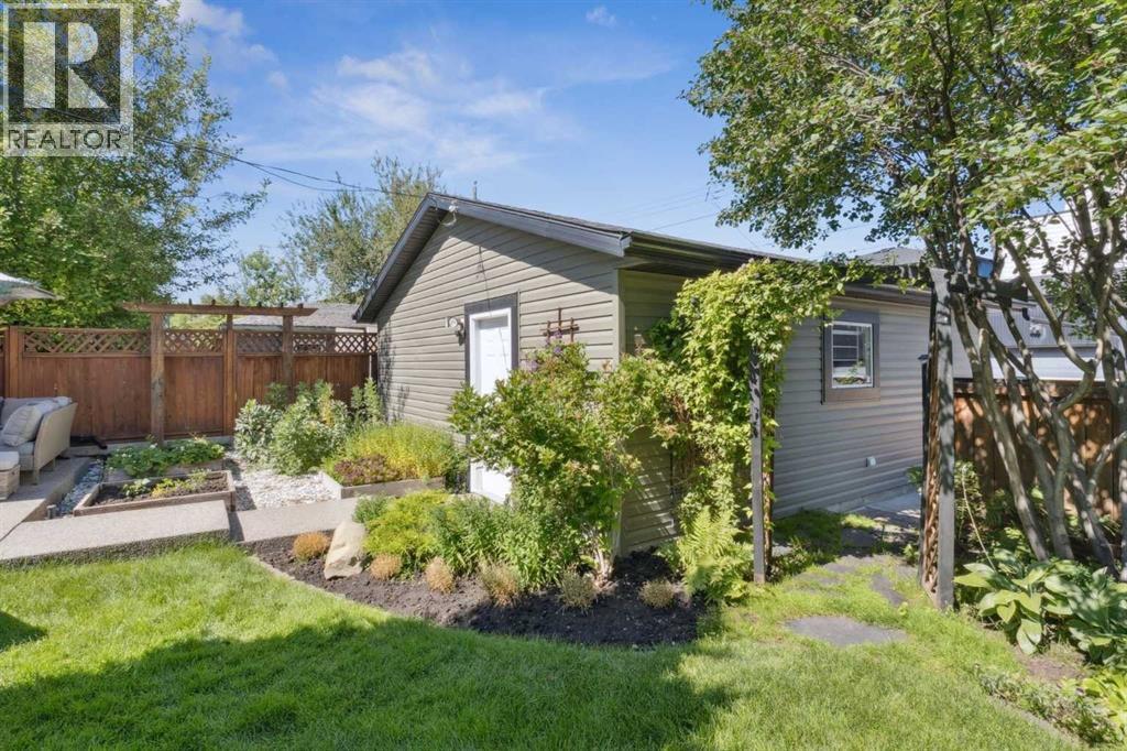 2404 29 Avenue SW - 33