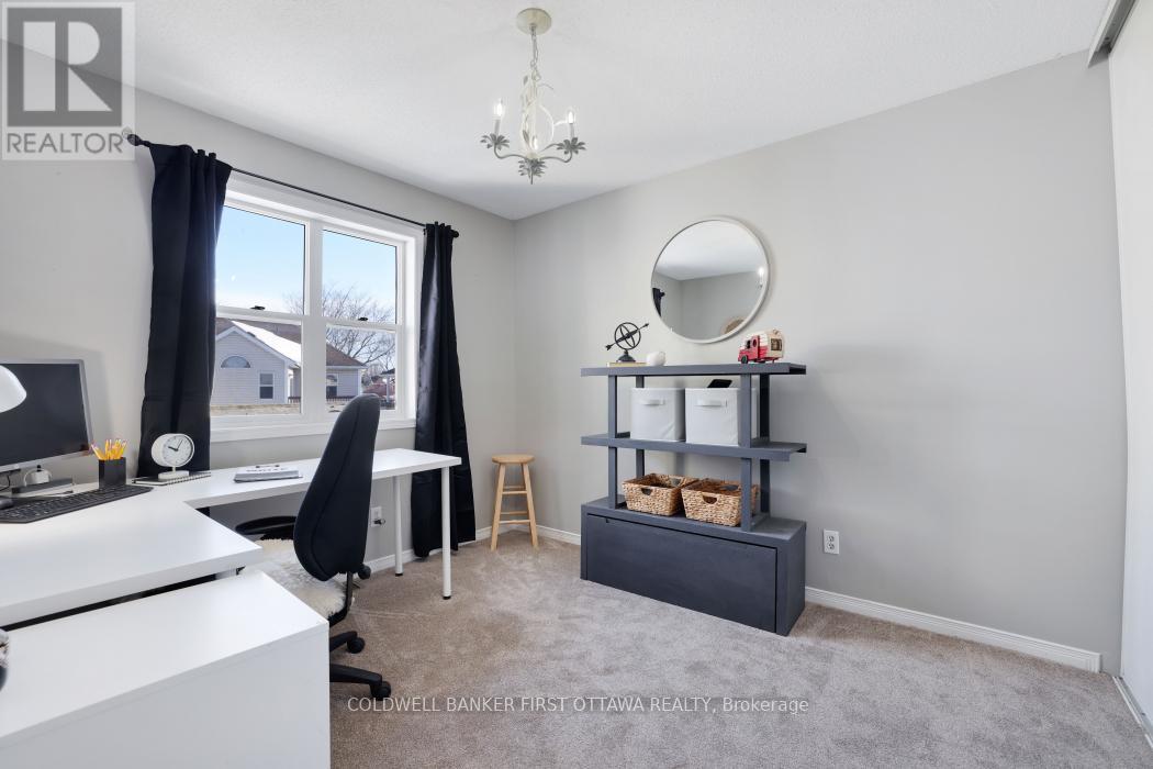 37 BOULDER WAY - 24