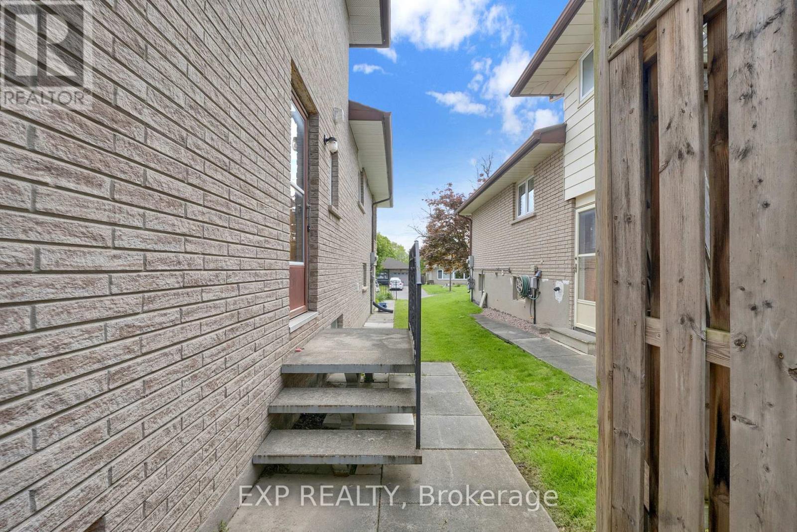 270 FAIRLAWN COURT - 25