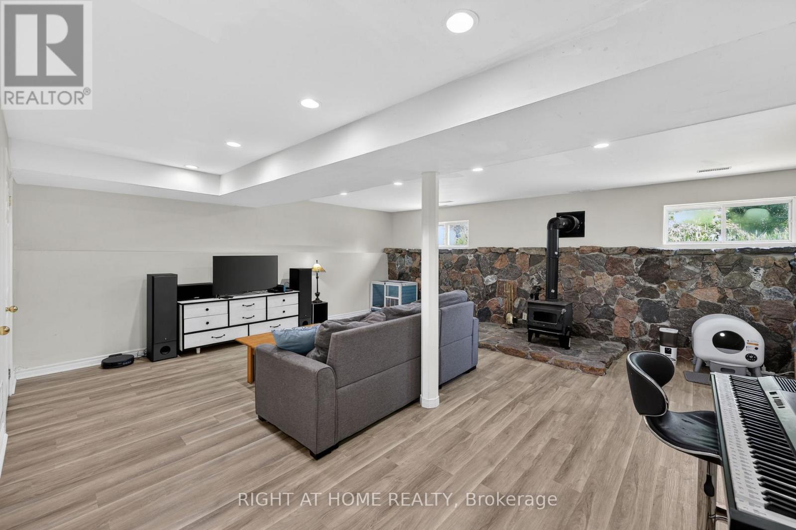 2792 STEPHEN DRIVE - 21