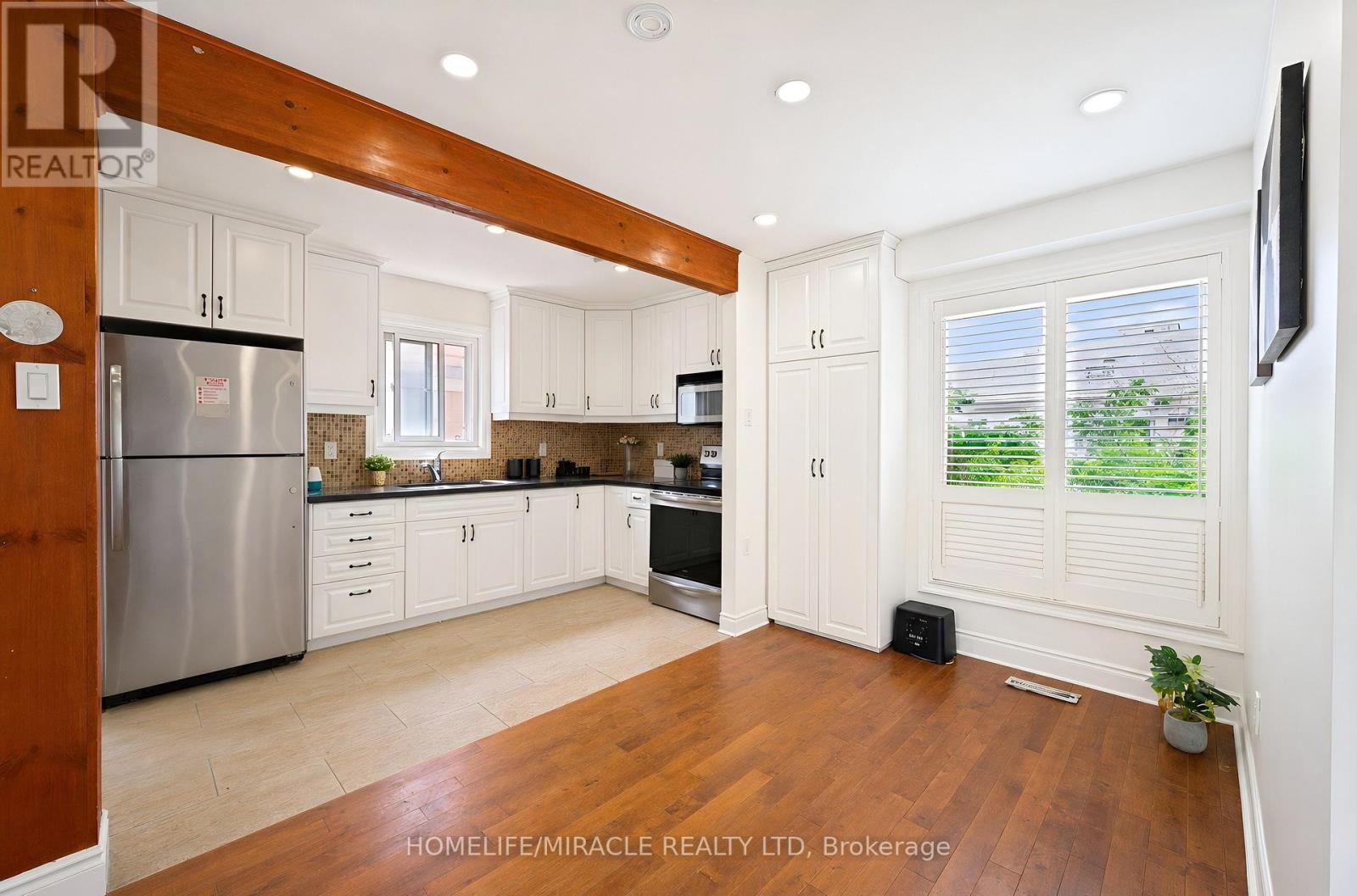 7 GREENHILLS SQUARE - 9