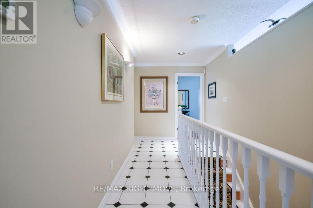 683 GLEN CRESCENT - 21
