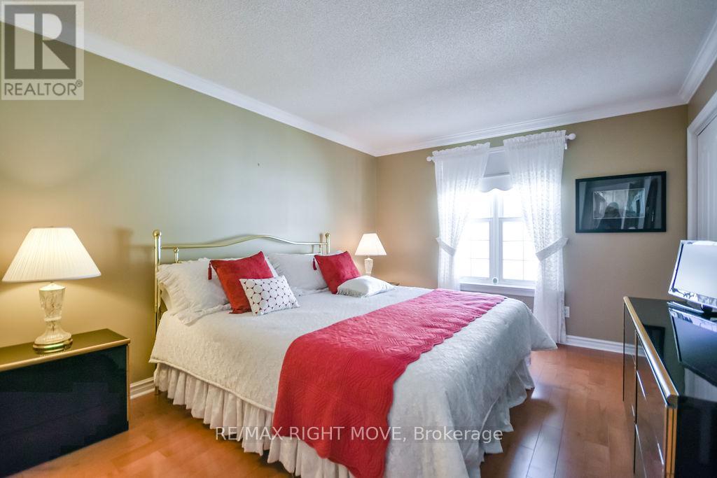 683 GLEN CRESCENT - 26