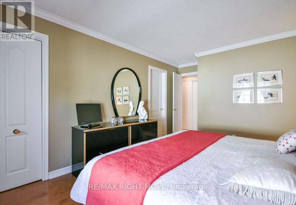 683 GLEN CRESCENT - 27