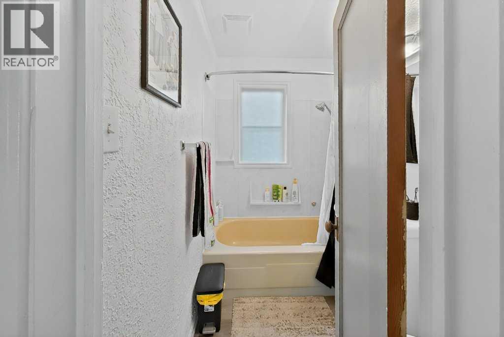 315 16 Street N - 24