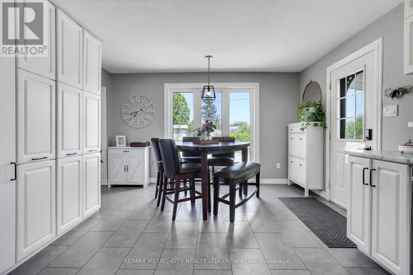 8 FENNESSY LANE - 10