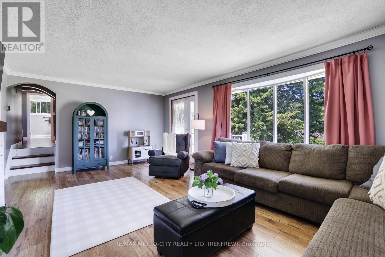 8 FENNESSY LANE - 12