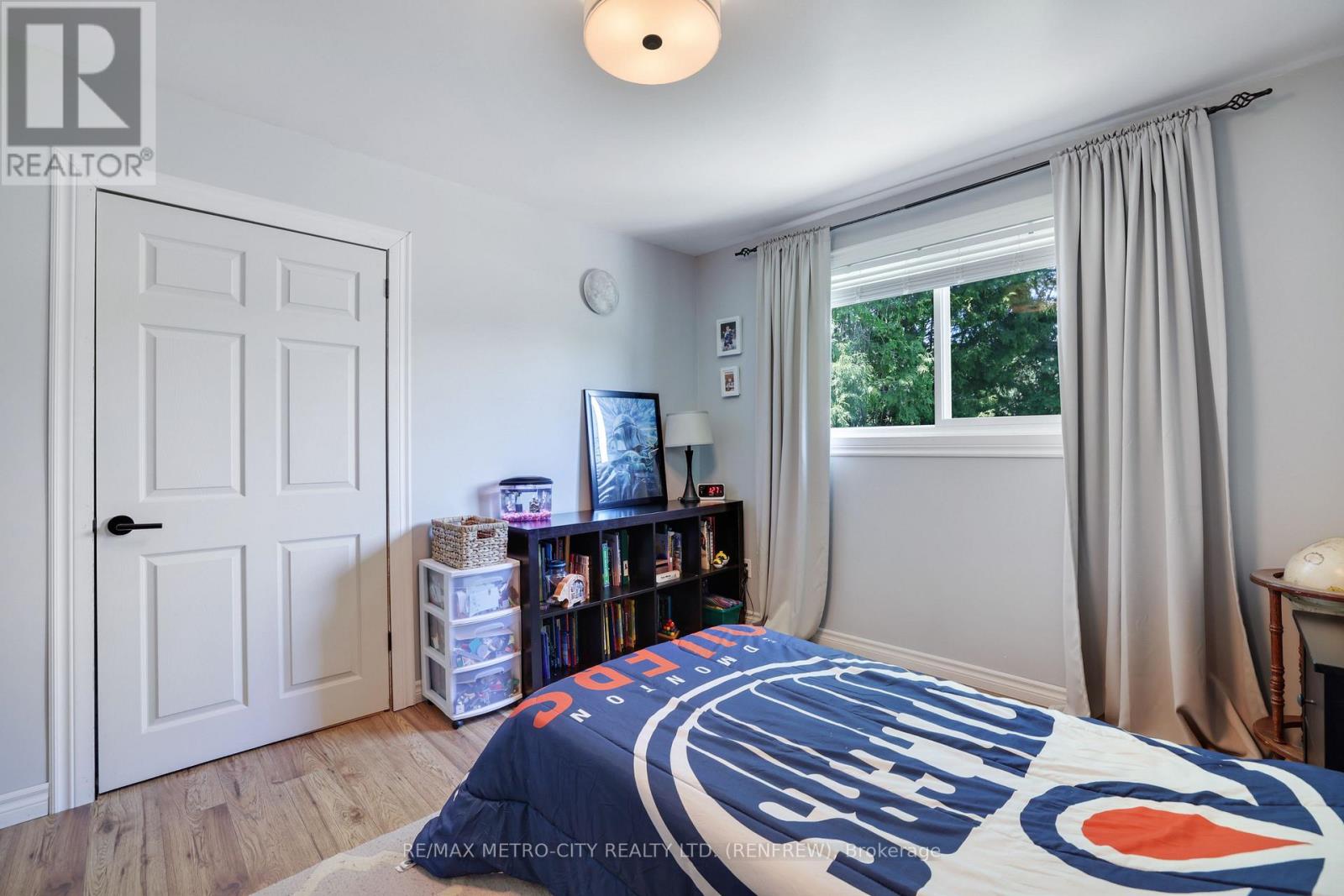 8 FENNESSY LANE - 17