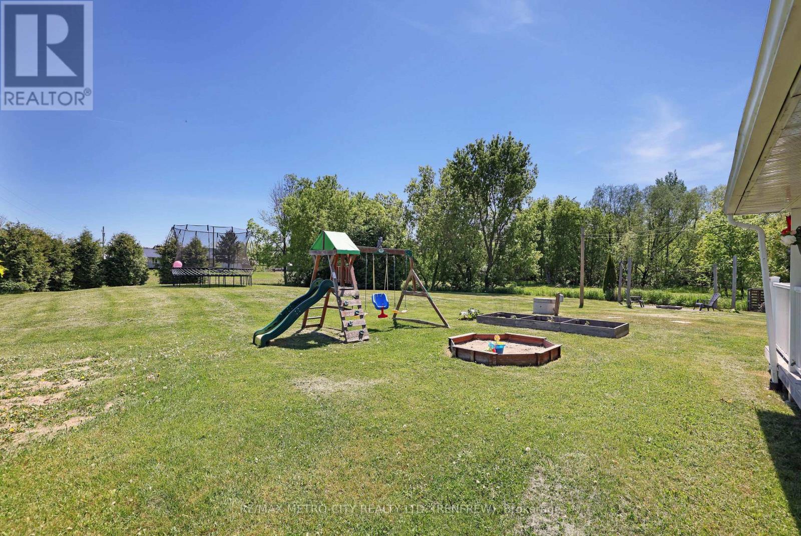 8 FENNESSY LANE - 26