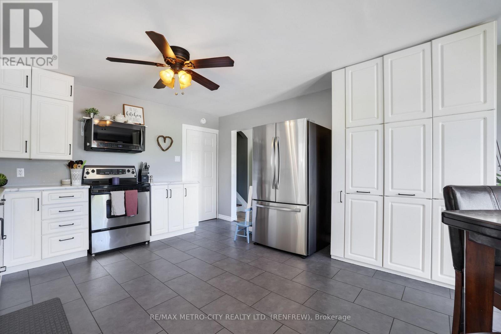 8 FENNESSY LANE - 6