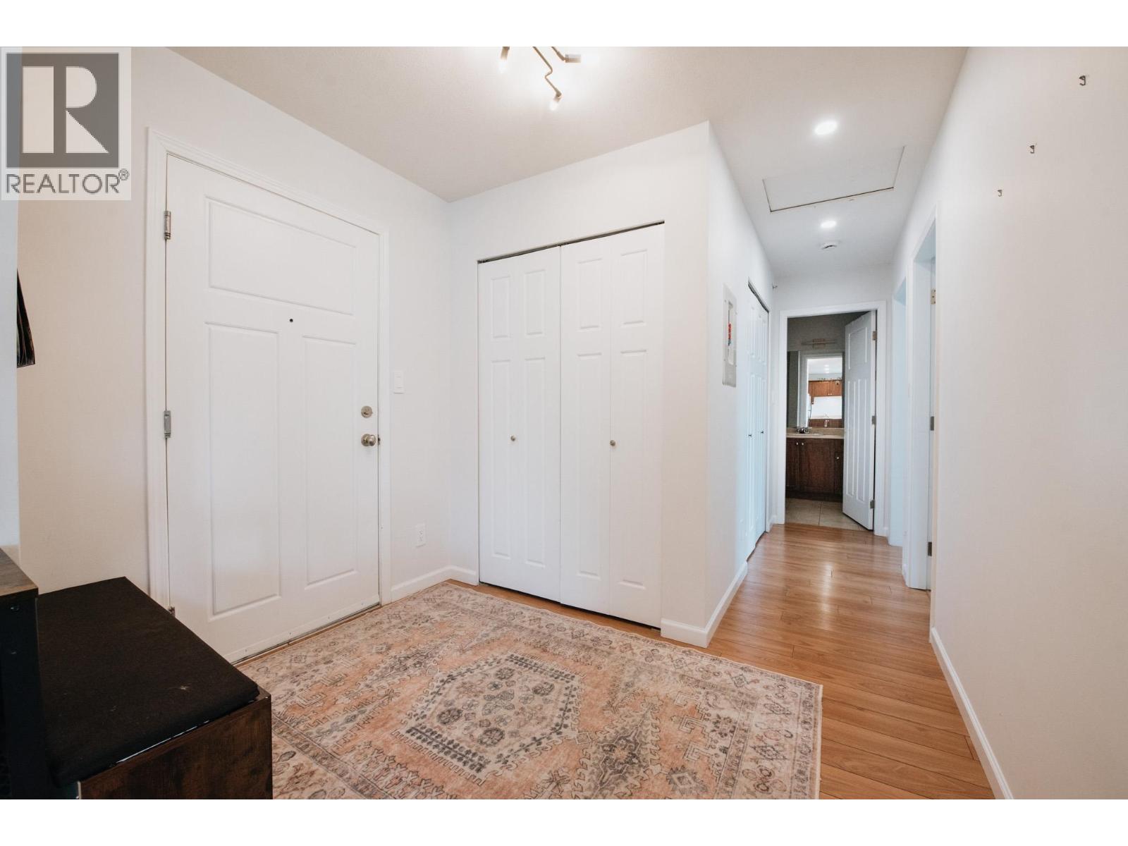 301 624 SHAW ROAD, Gibsons