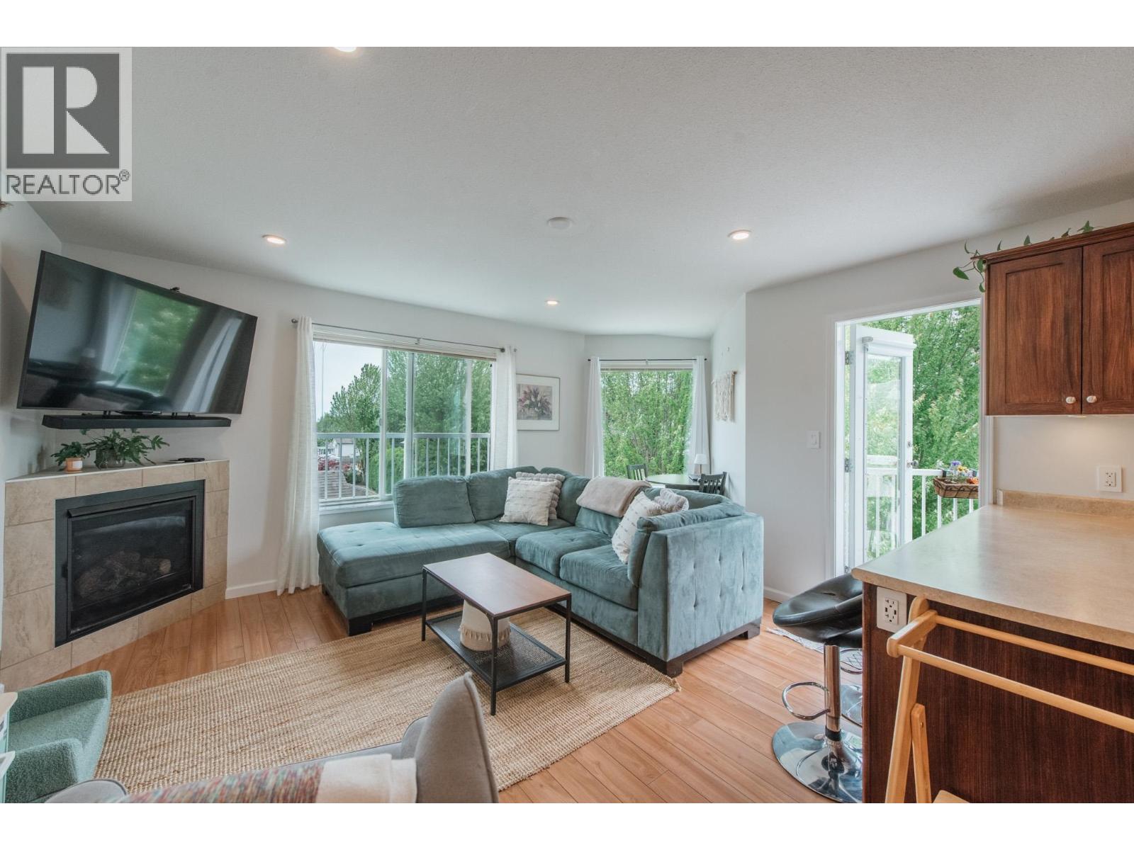 301 624 SHAW ROAD, Gibsons