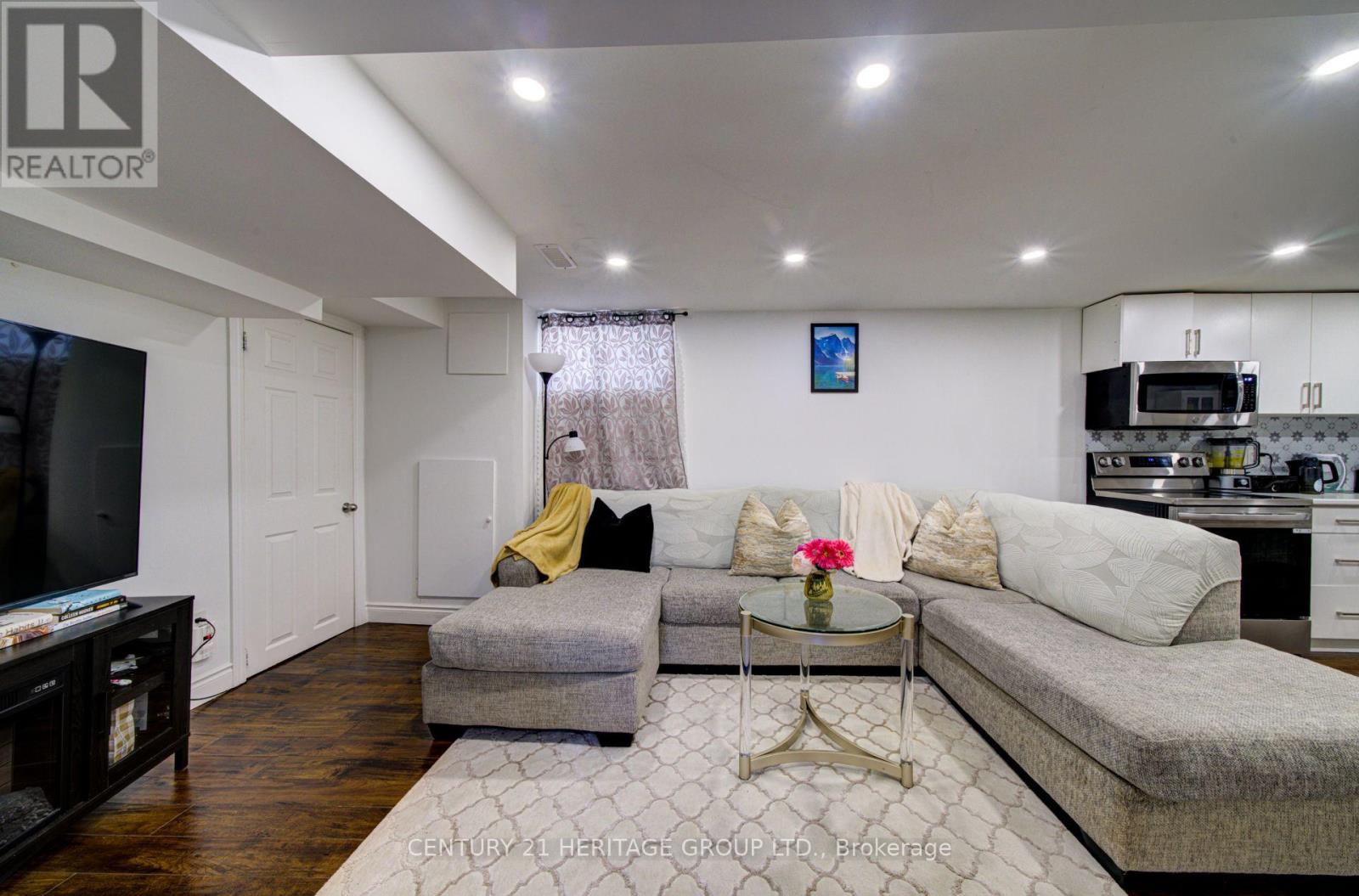 200 FERNDALE DRIVE N - 15