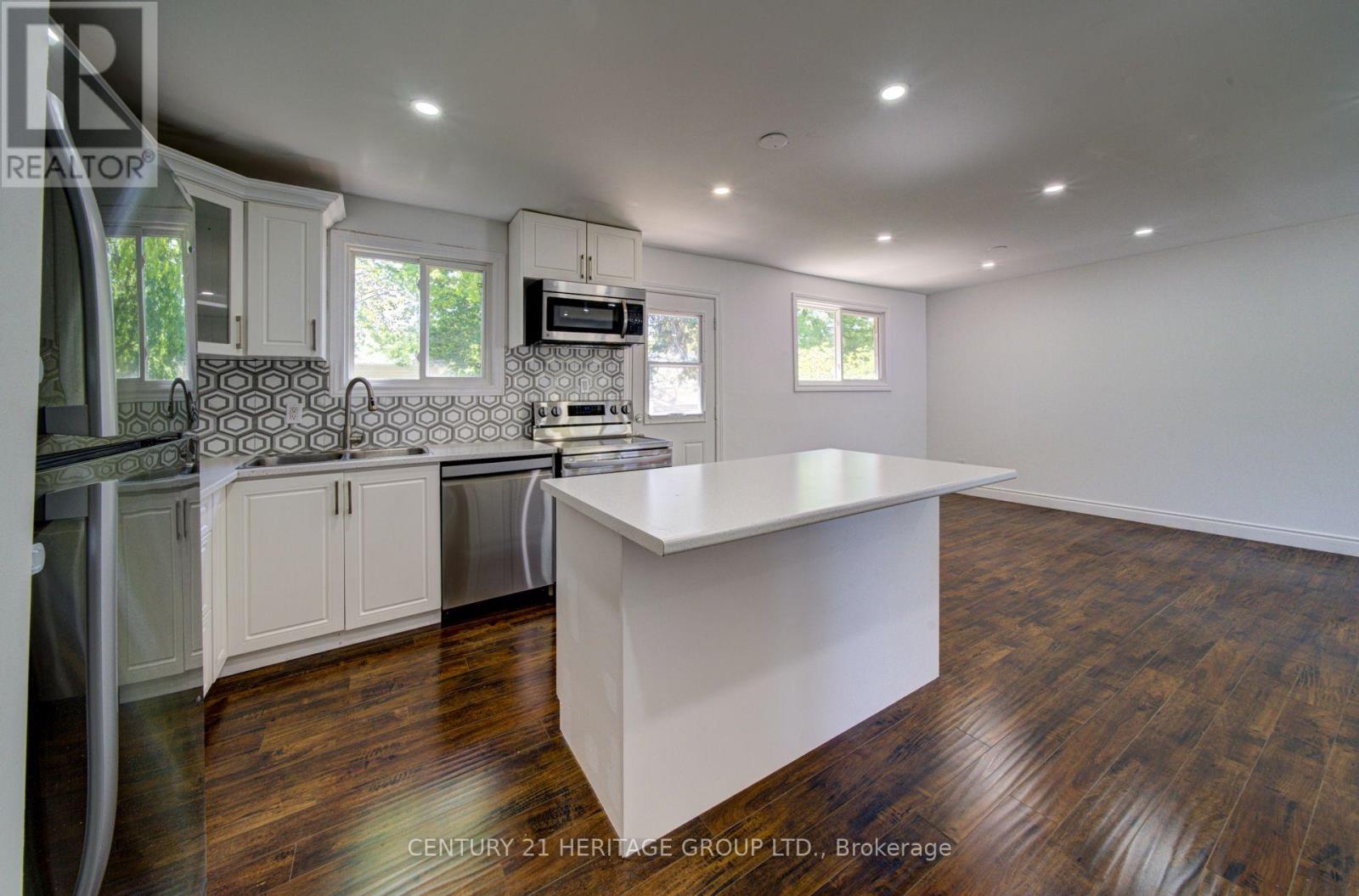 200 FERNDALE DRIVE N - 6