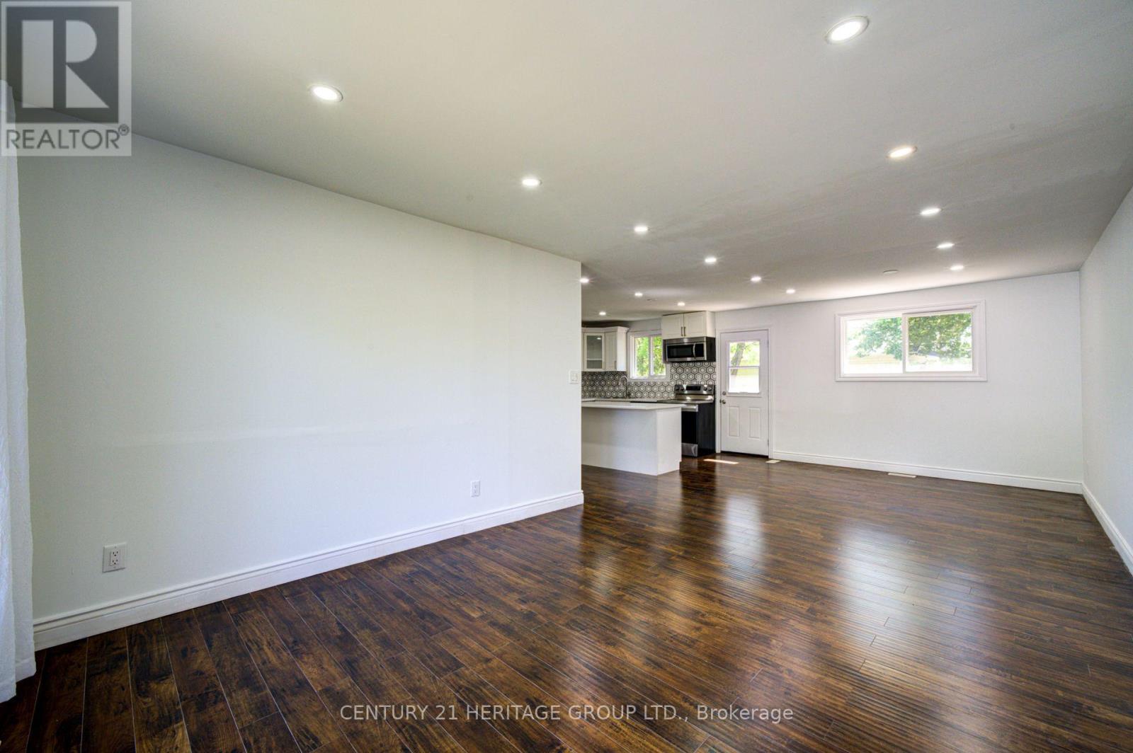 200 FERNDALE DRIVE N - 9