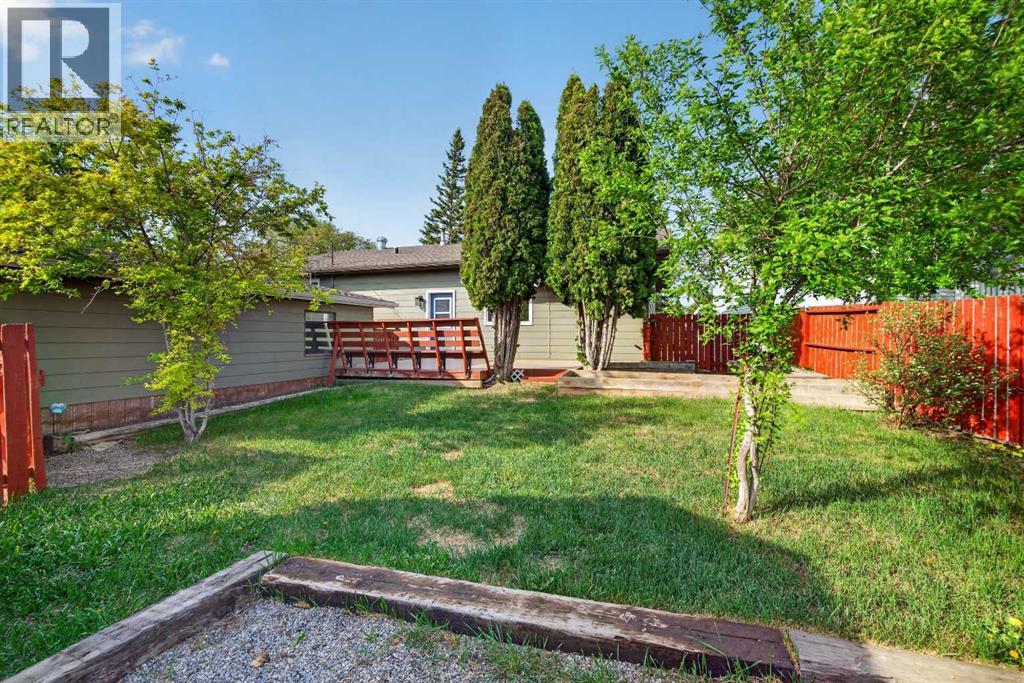 225 9 Street SE — photo 8