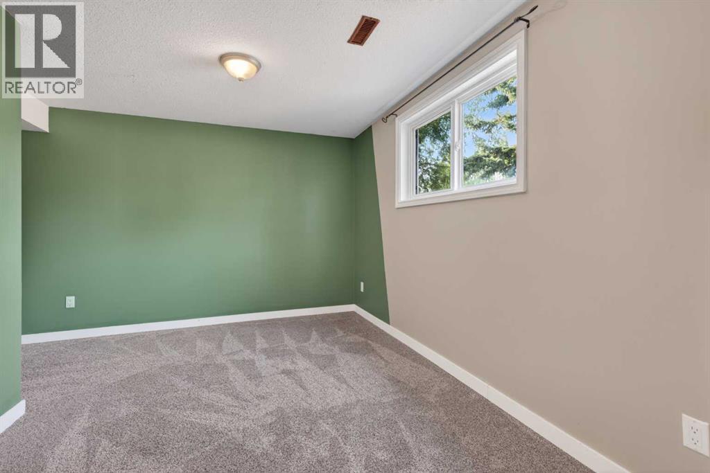 225 9 Street SE — photo 37