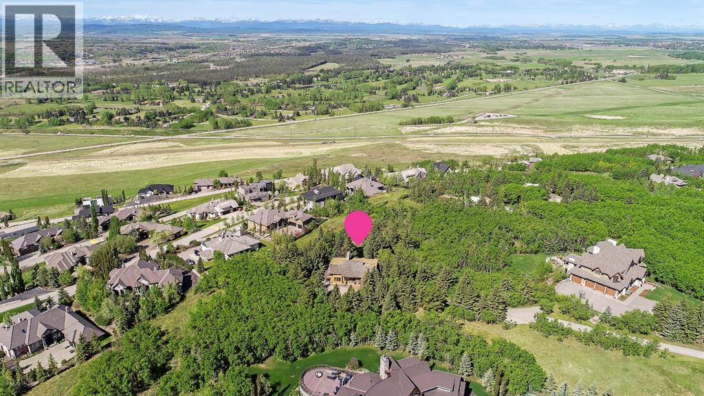 Acreage living and minutes to amenities, it doesn't get any better!