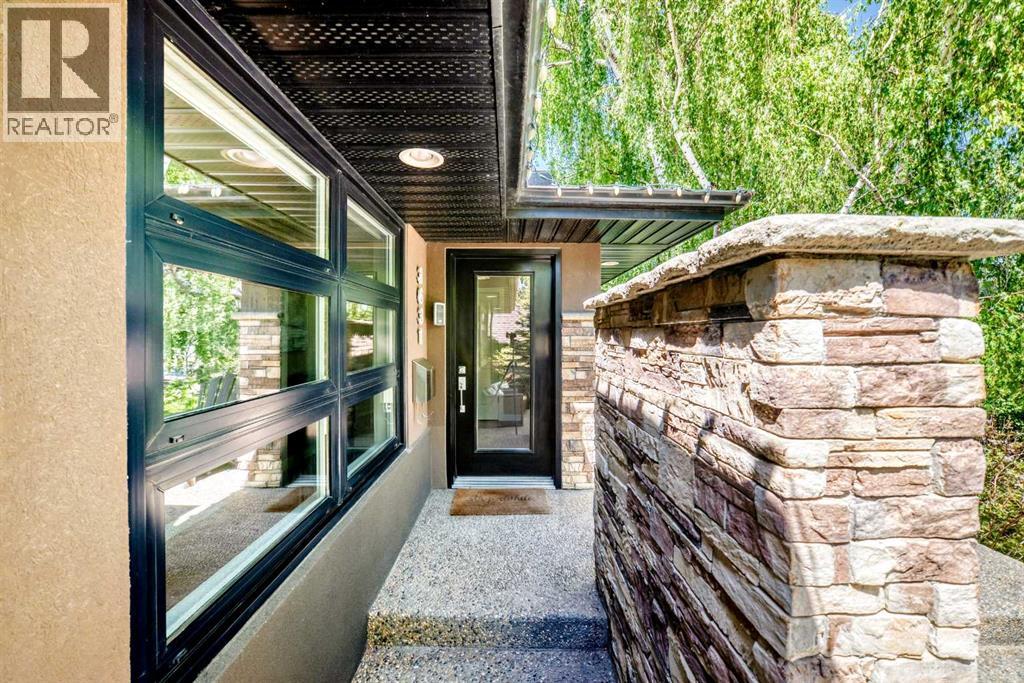 Private entry to front door