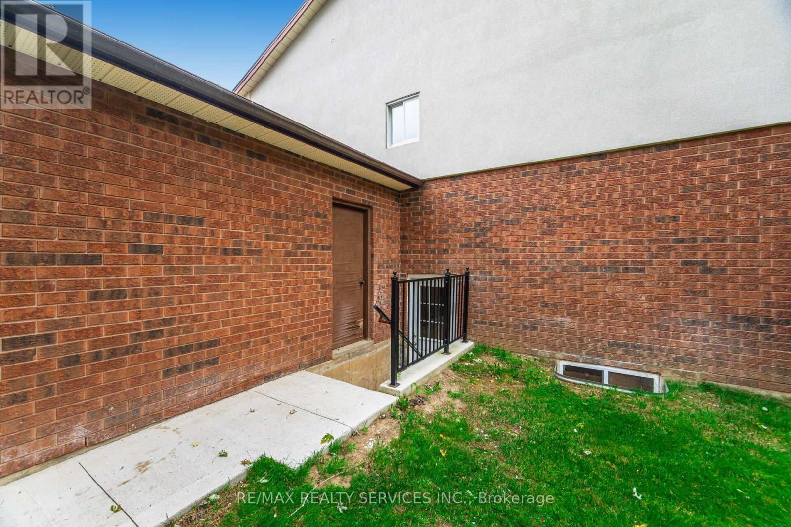 14 SNOWBERRY COURT - 42