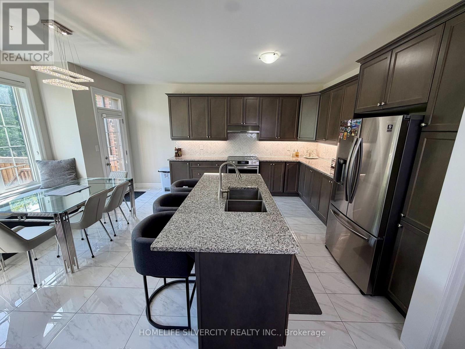 588 QUEEN MARY DRIVE - 14
