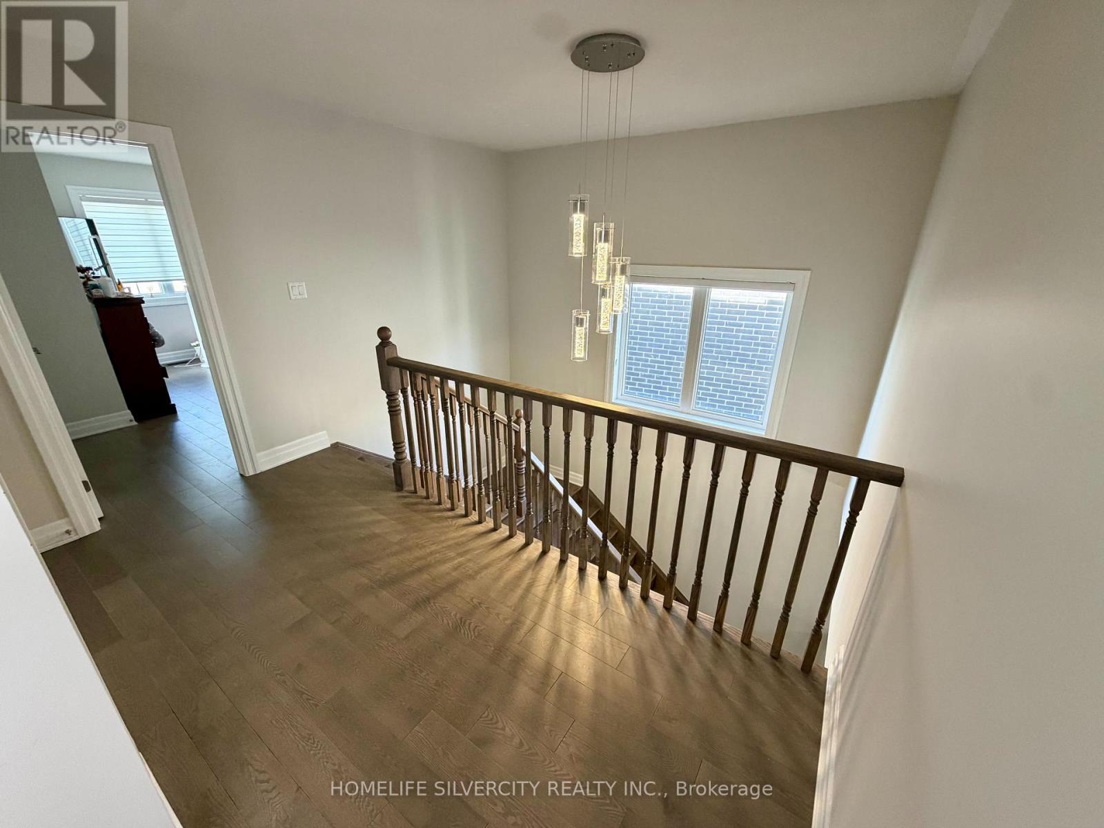 588 QUEEN MARY DRIVE - 21