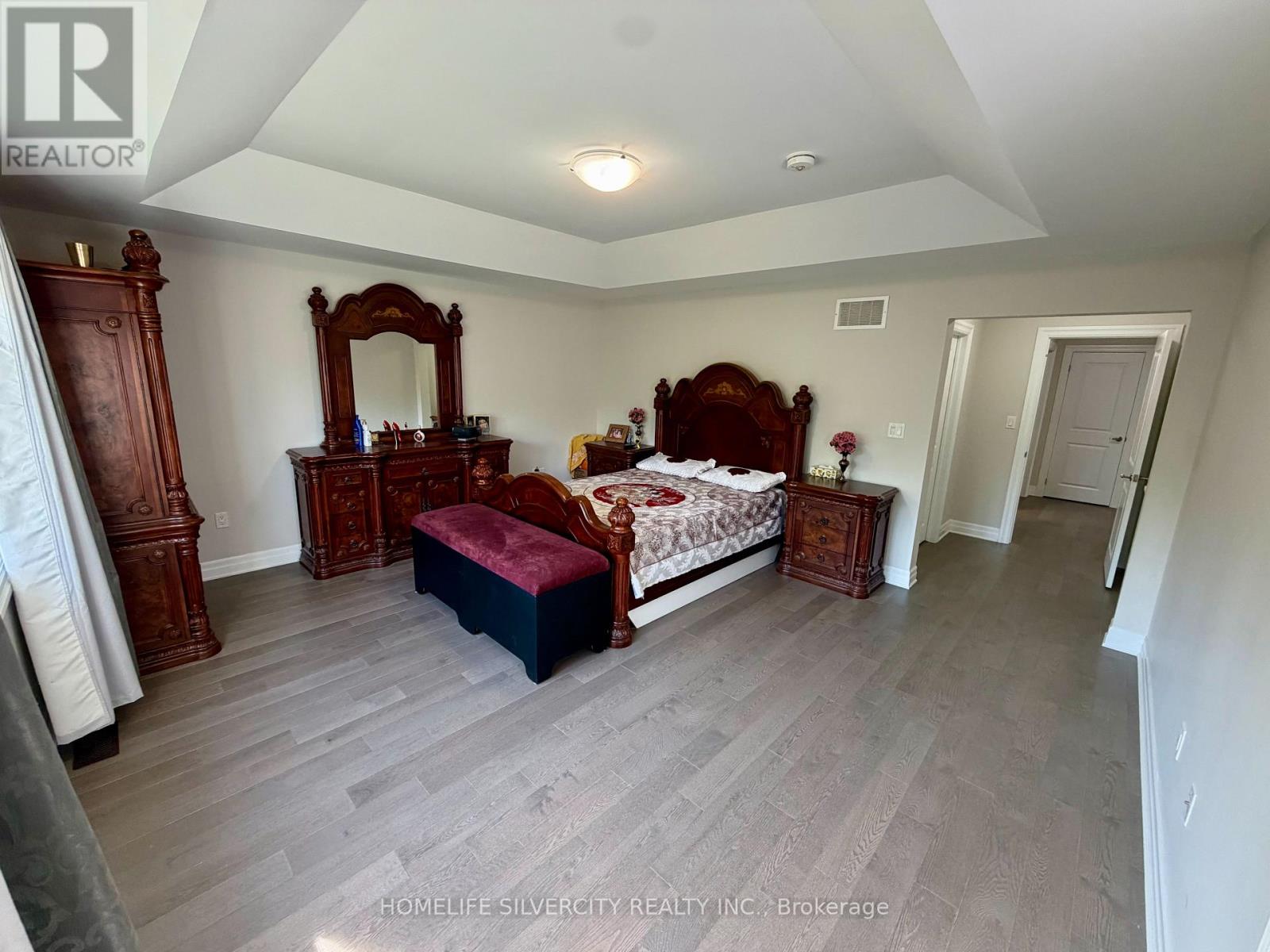 588 QUEEN MARY DRIVE - 22
