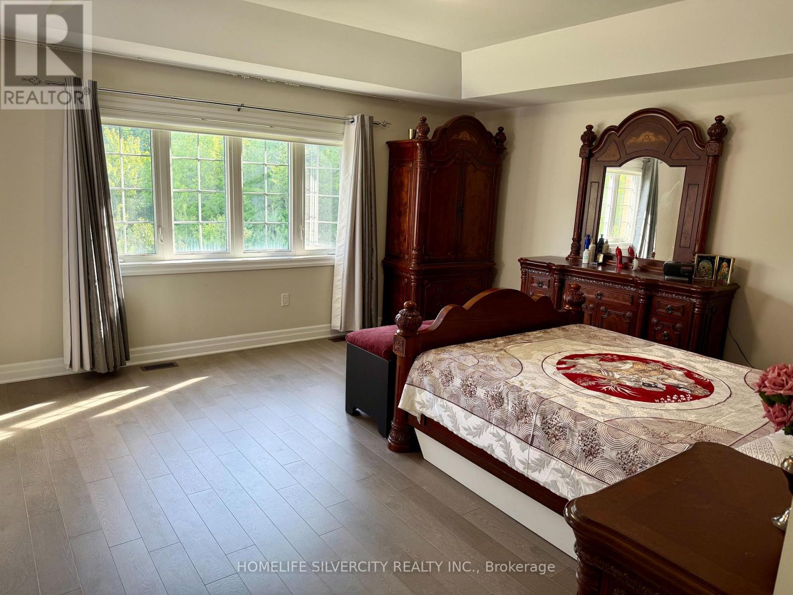 588 QUEEN MARY DRIVE - 23
