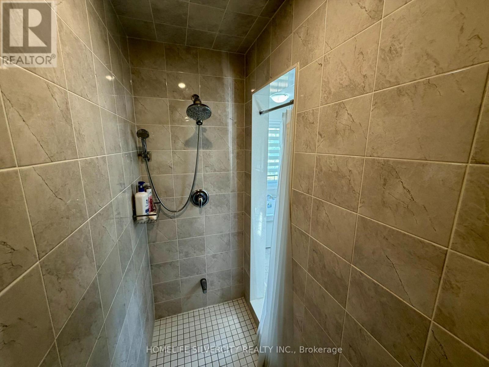 588 QUEEN MARY DRIVE - 25