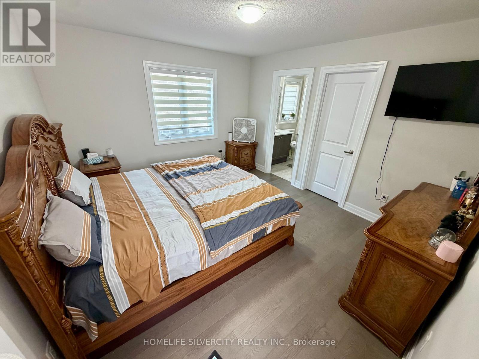 588 QUEEN MARY DRIVE - 27