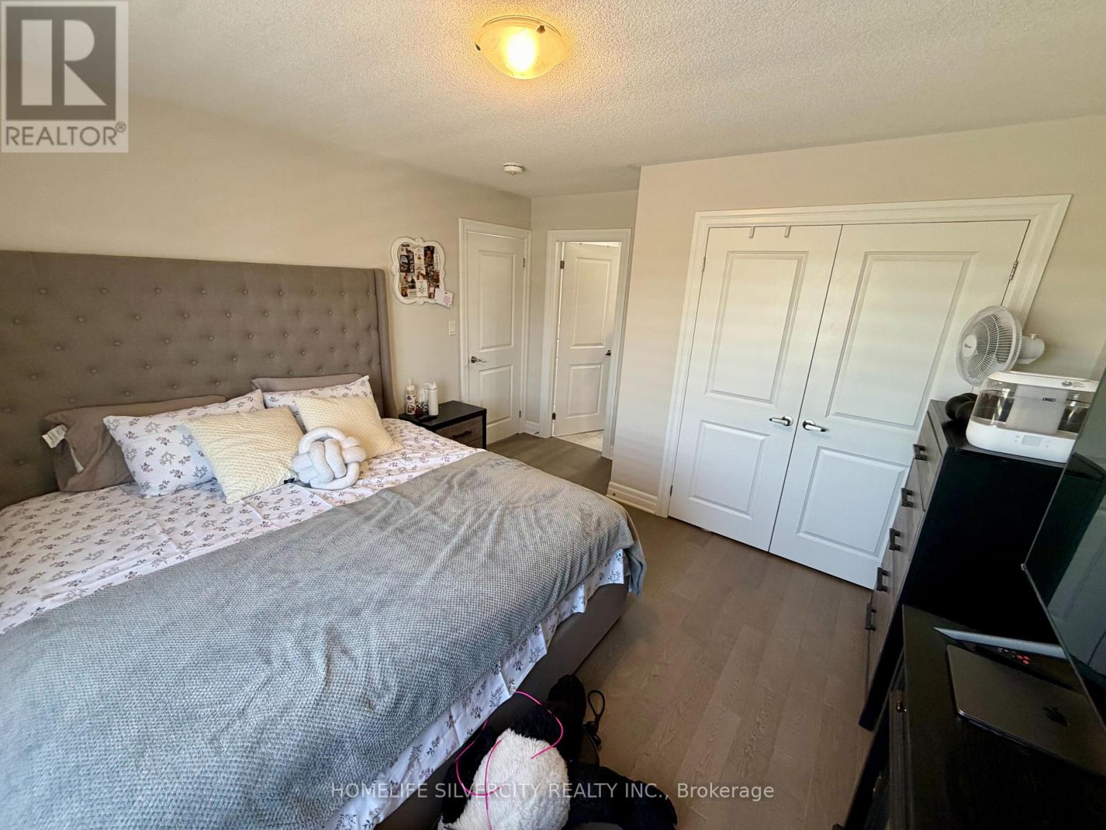 588 QUEEN MARY DRIVE - 32
