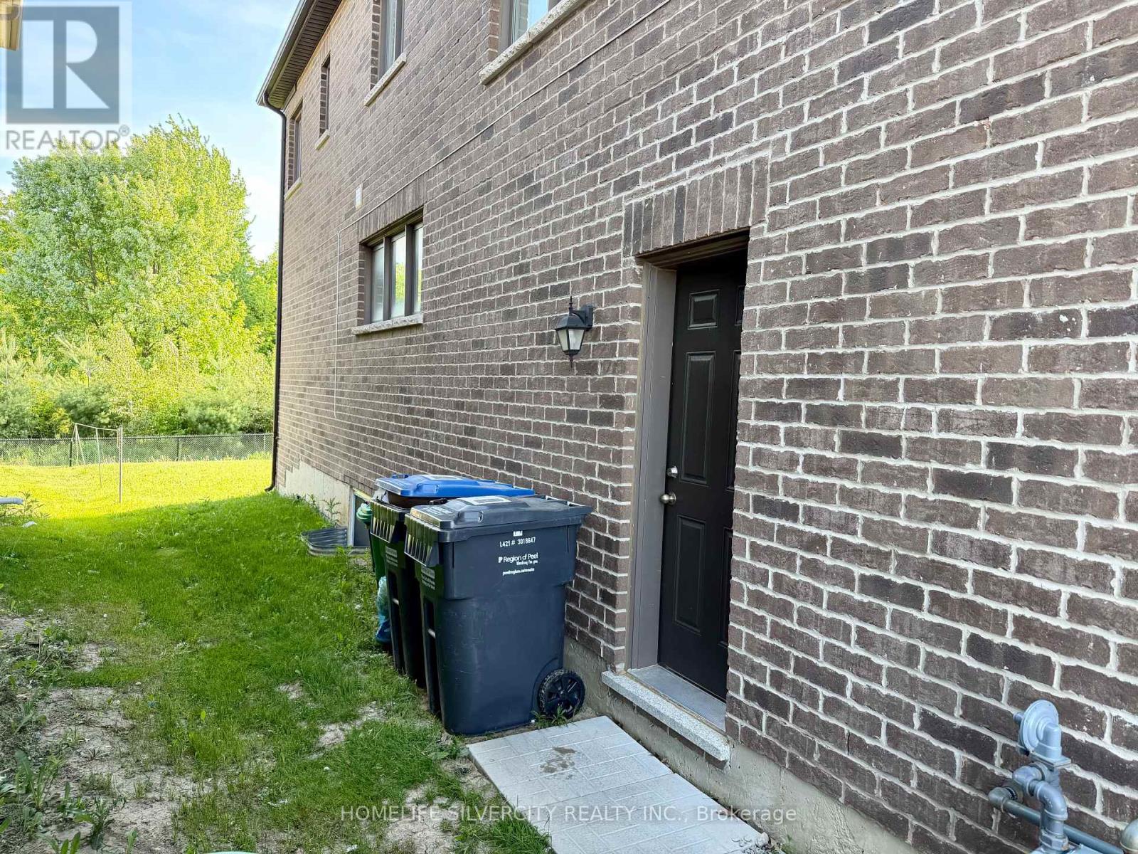 588 QUEEN MARY DRIVE - 36