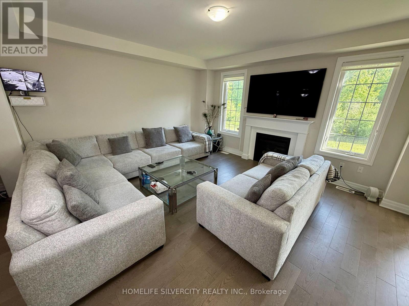 588 QUEEN MARY DRIVE - 9
