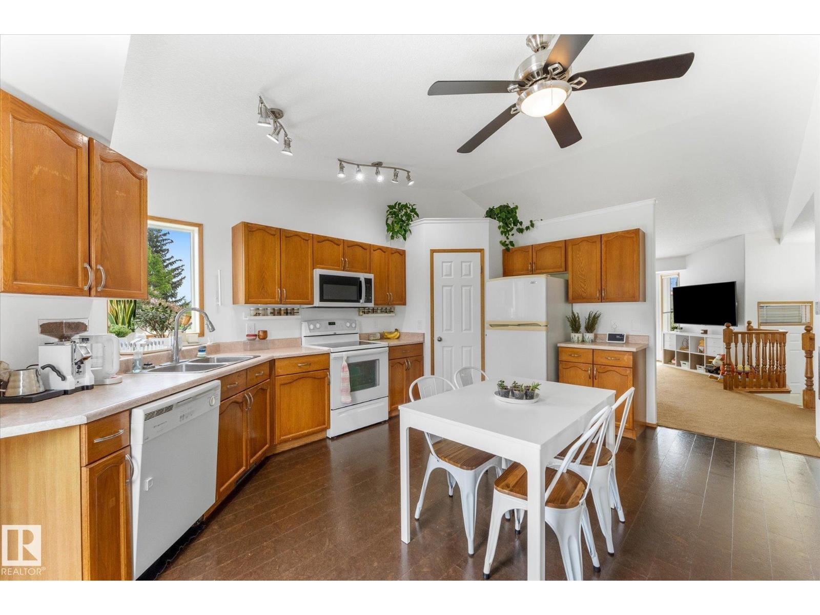 62 HEATHERGLEN CR - 13