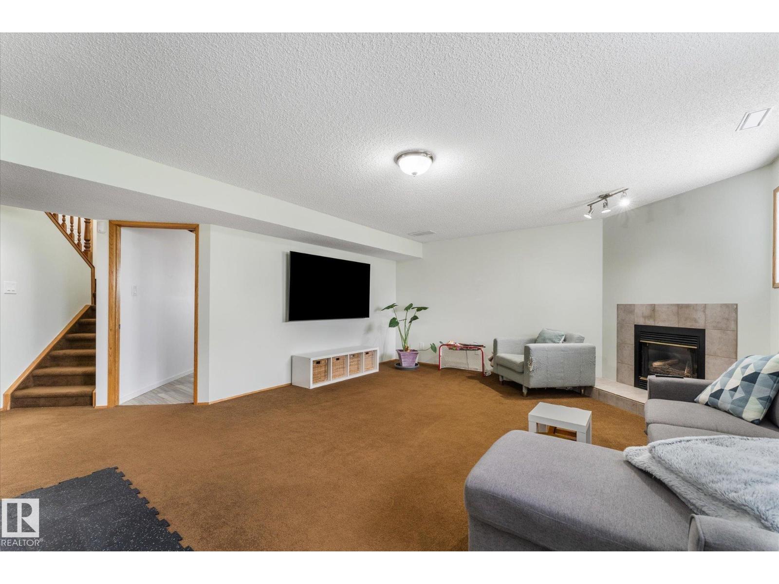 62 HEATHERGLEN CR - 26