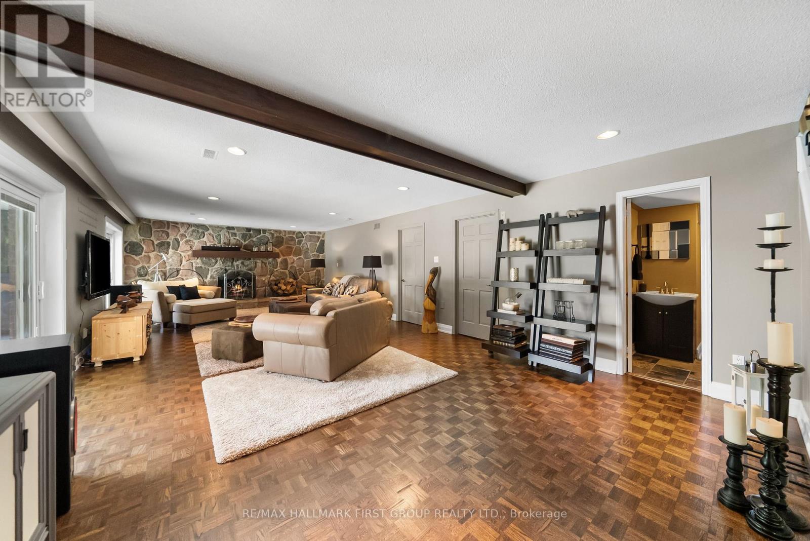 1889 APPLEVIEW ROAD - 30