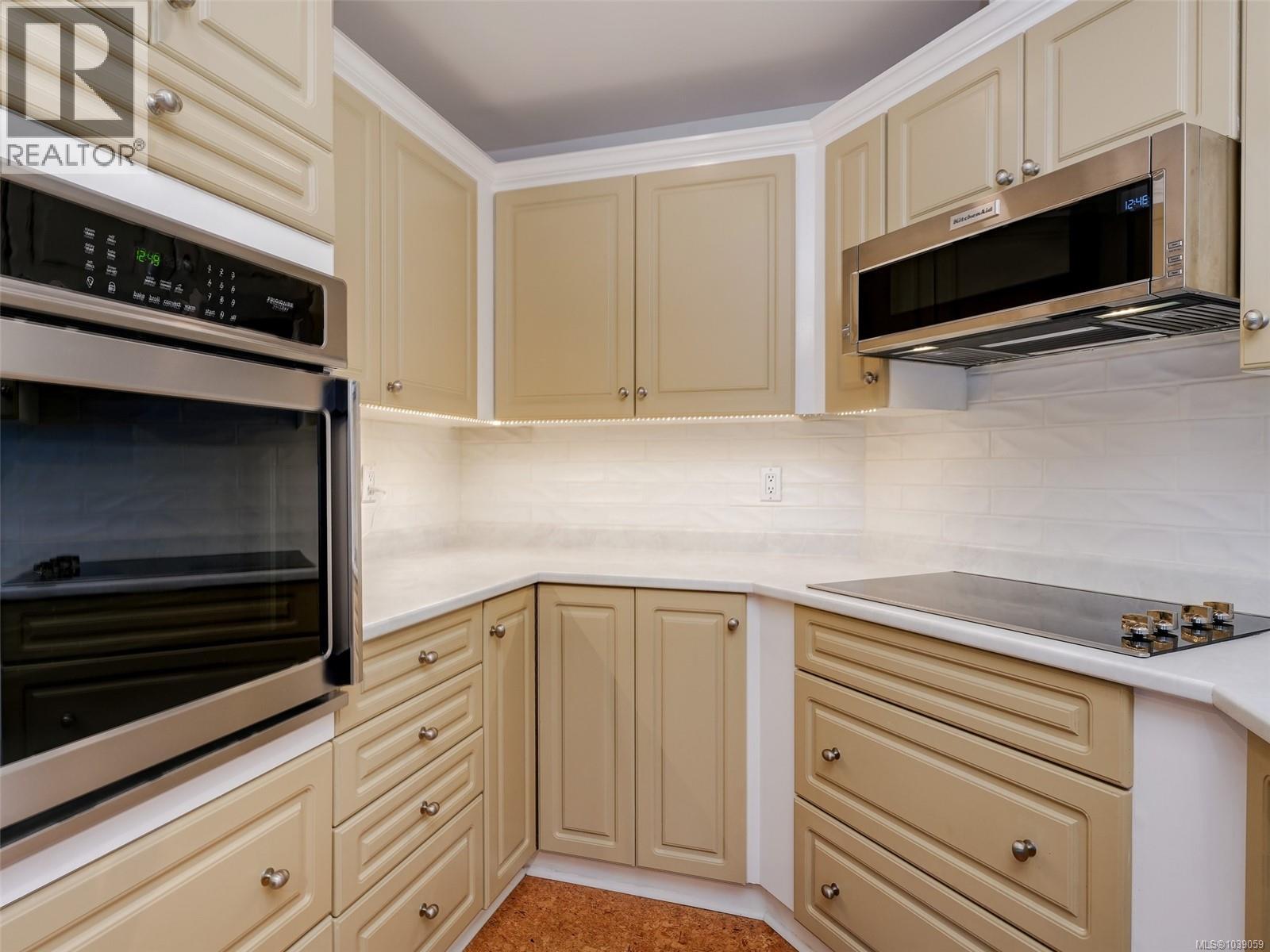 312 1521 Church Avenue, Saanich