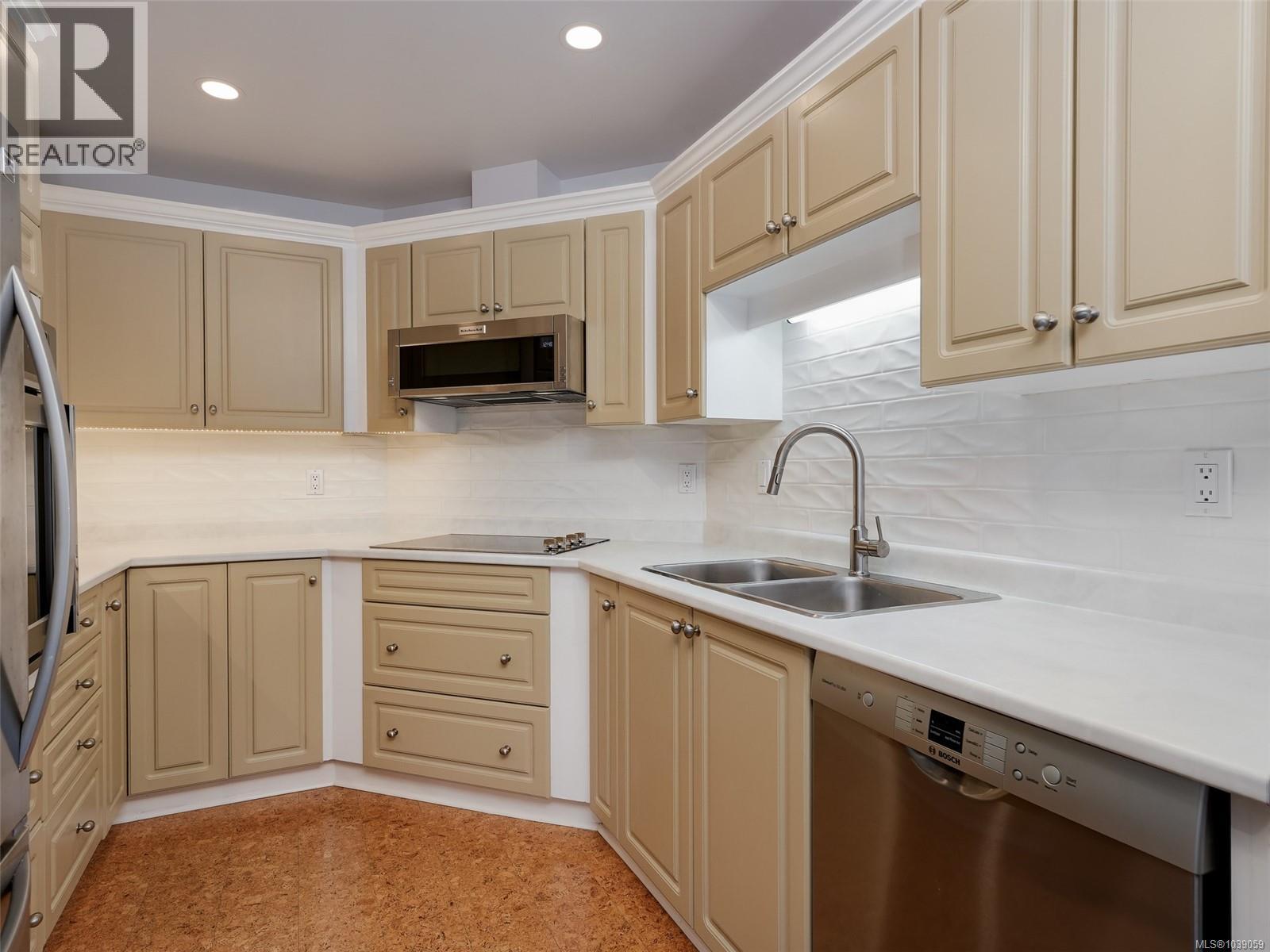 312 1521 Church Avenue, Saanich