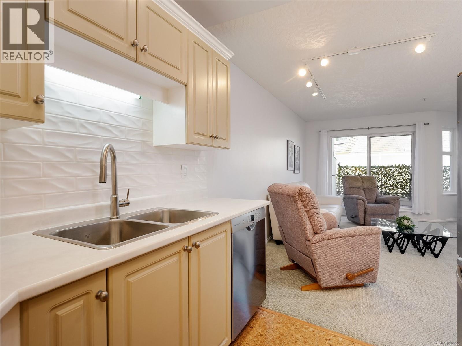 312 1521 Church Avenue, Saanich