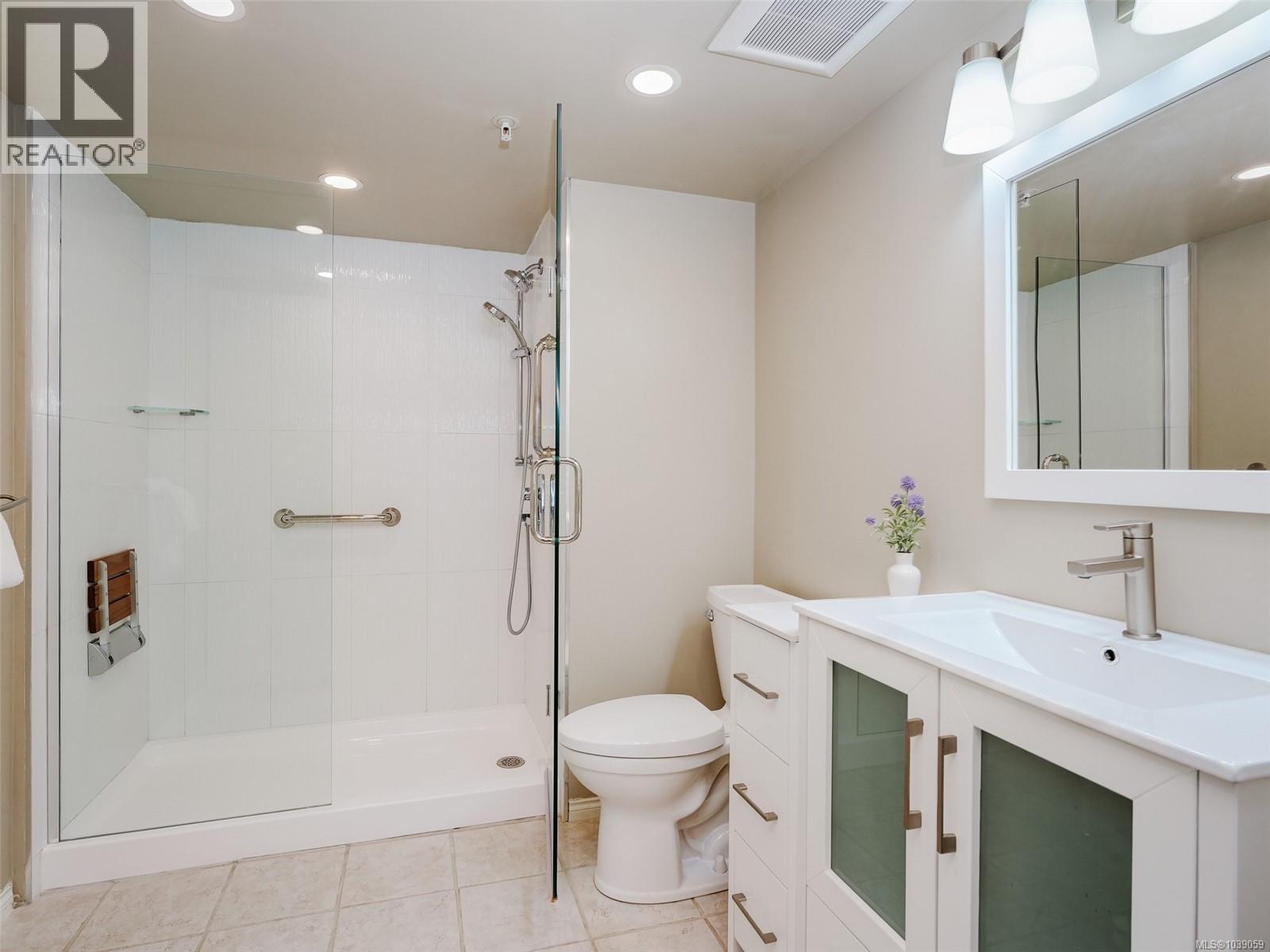 312 1521 Church Avenue, Saanich